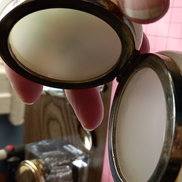 Vintage clamshell trinket box - Picture 13 of 13